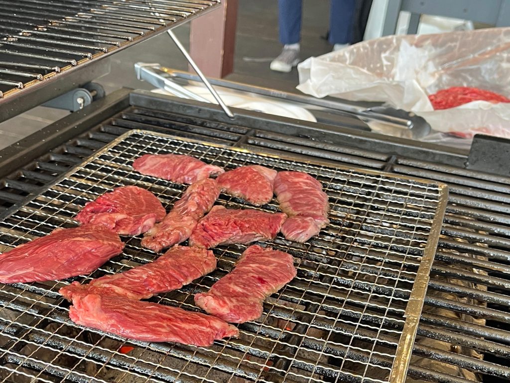 網の上で焼かれる肉