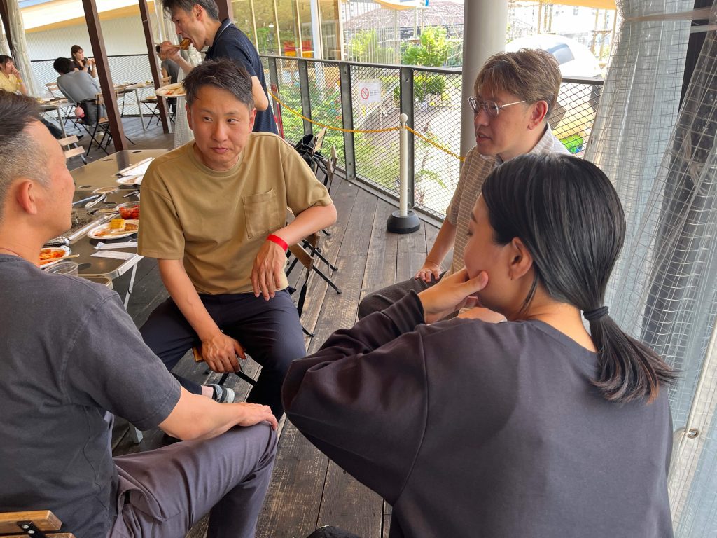 話し込むメンバー